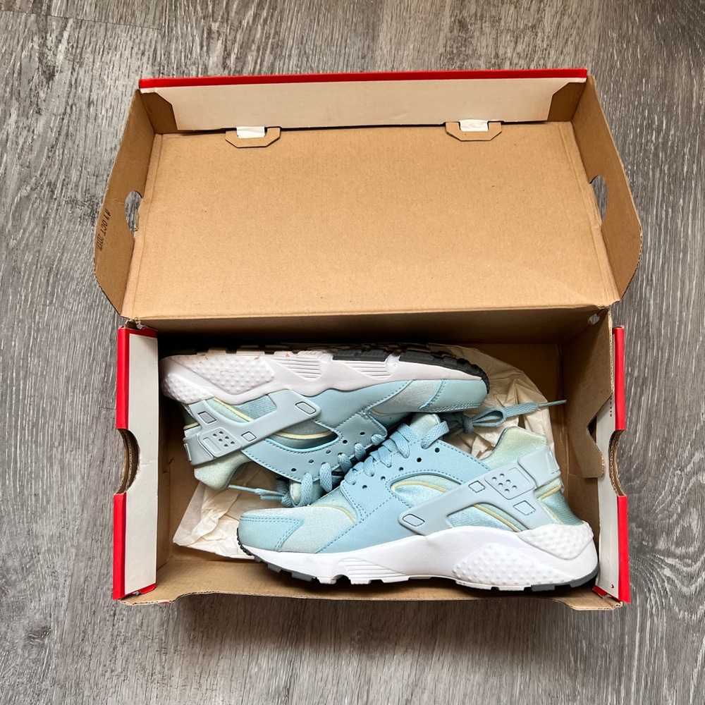 SOLD **** Nike Light Blue Haurache Sneakers